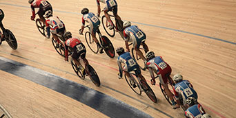 Aufnahme eines Fahrerfeldes in Bewegung während eines Rennens in einer Radsporthalle