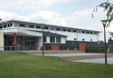 Sporthalle von außen