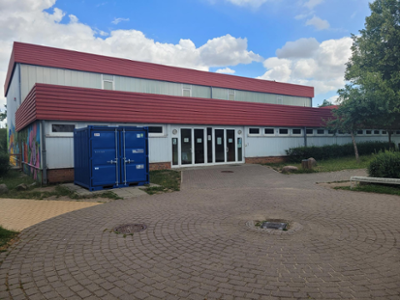 Sporthalle der A. Becker Grundschule außen