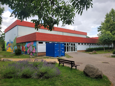 Sporthalle der A. Becker Grundschule außen