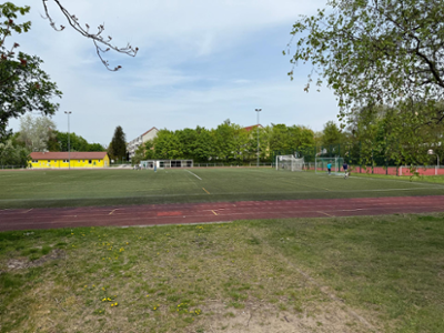 Sportplatz und Funsktionsgebäude