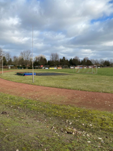 Sportplatz mit Laufbahn